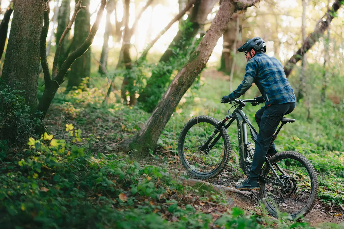 Aventon Current E-MTB im Gelände