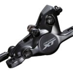 Shimano Deore XT BR-M8100 Bremssattel 2-Kolben Post Mount inkl. G03A Resin Beläge