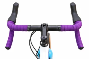 Cockpit des BENCH Gravel Allroad Speed Bikes mit Fizik Lenker und Vorbau