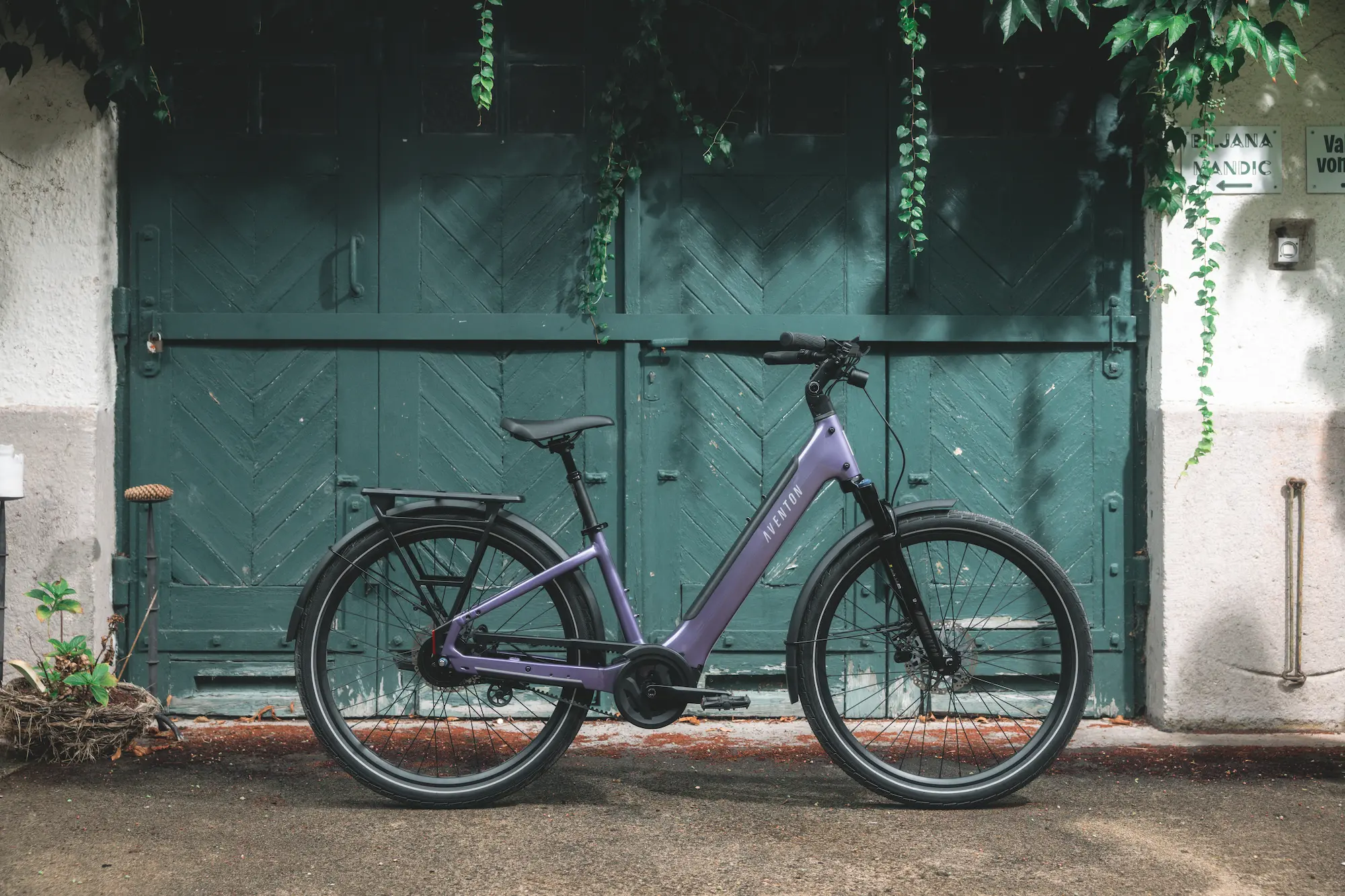 Aventon Naro im Stadtverkehr