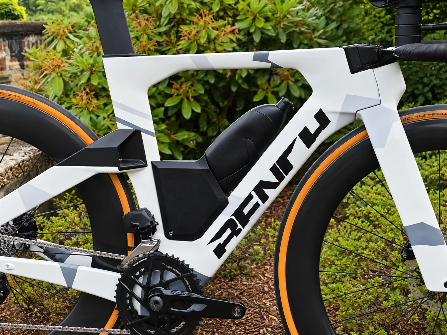 BENCH Chronos Tri Rahmen mit Staufächern und BENCH Carbon-Laufrädern