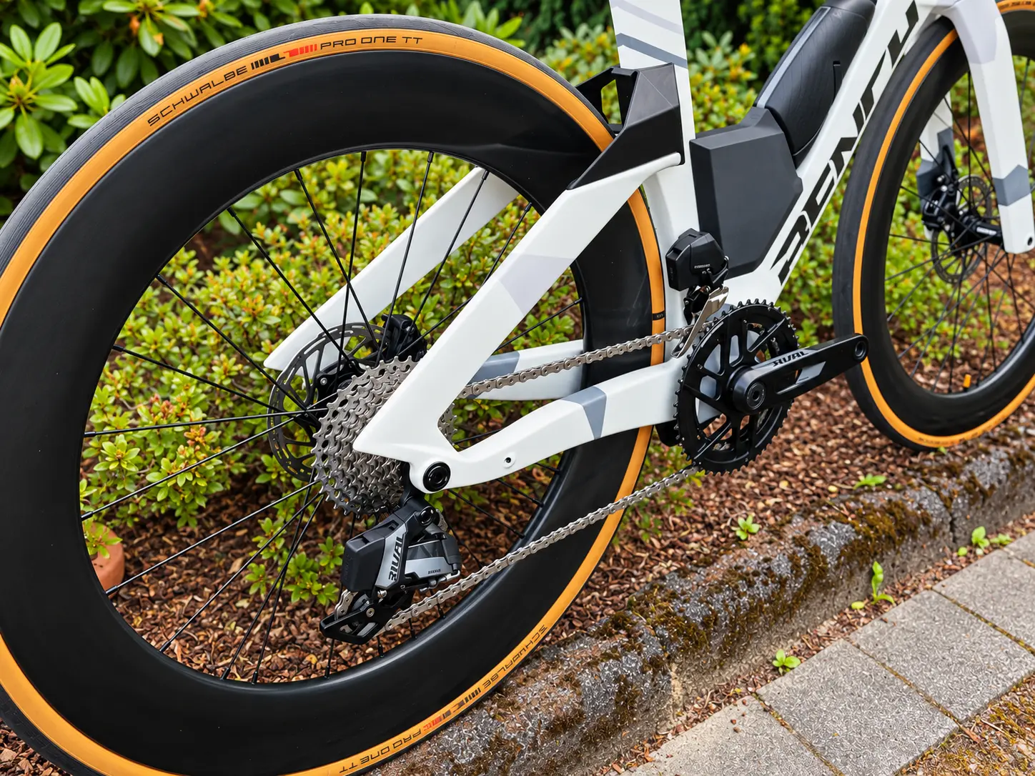 BENCH Chronos Tri: Hinterrad mit 80-mm-Carbonfelge und SRAM Rival AXS Antrieb