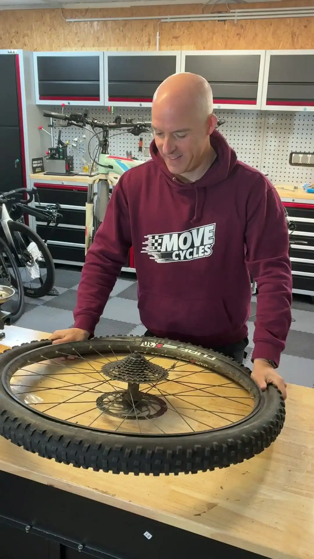 Nils von Move-Cycles mit einem Laufrad in der Werkstatt in Burbach