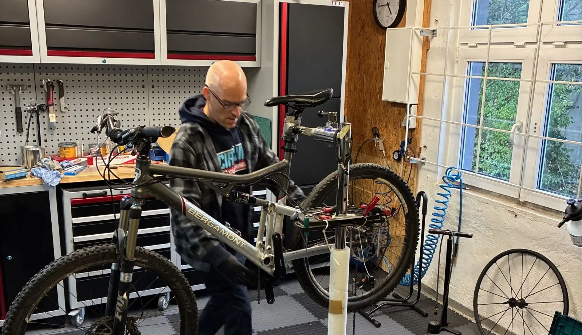 Fahrrad im Montageständer in der Move-Cycles Werkstatt in Burbach