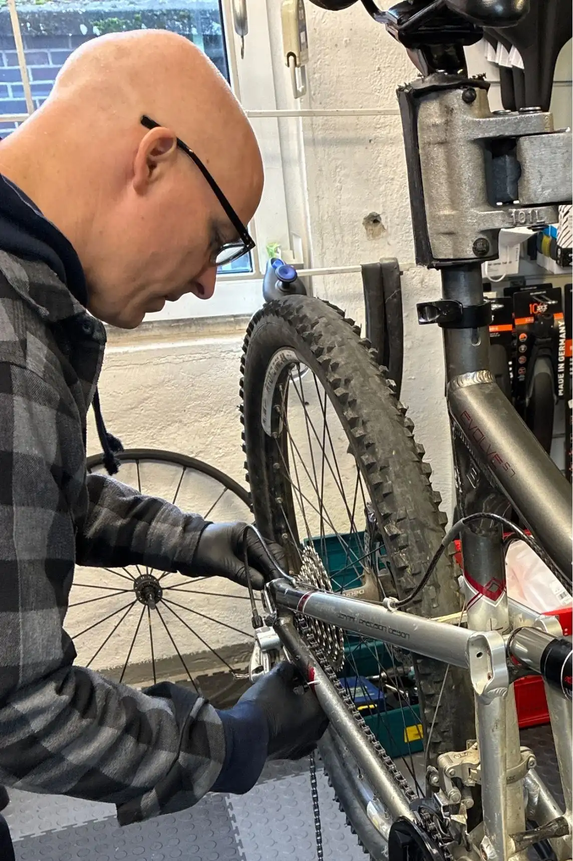 Prüfung von Antrieb und Schaltung an einem Fahrrad in der Werkstatt