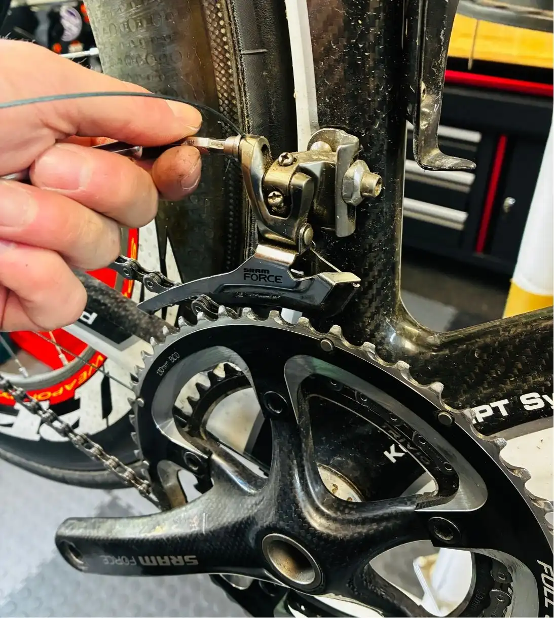 Einstellung am Umwerfer eines Rennrads in der Move-Cycles Werkstatt
